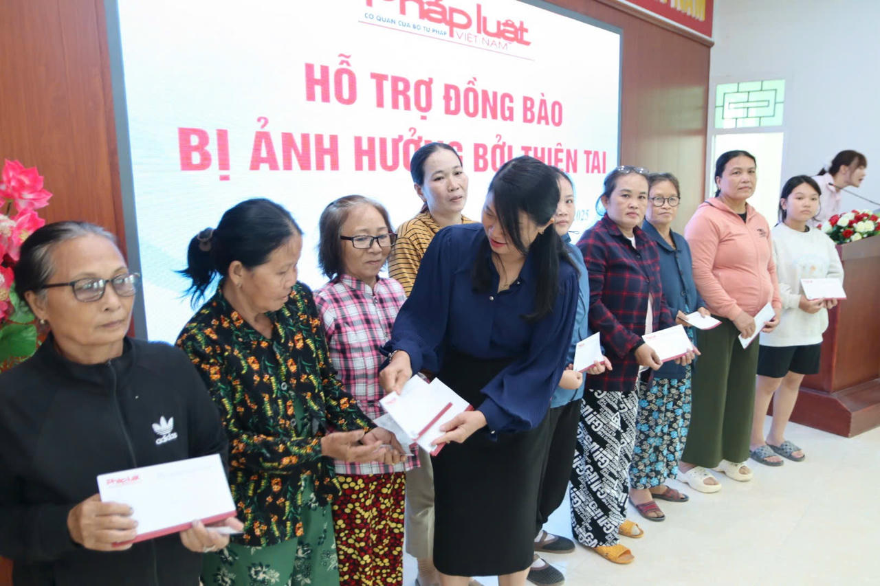 Báo Pháp luật Việt Nam trao 350 triệu đồng hỗ trợ người dân vùng lũ Khánh Hòa Báo Pháp luật Việt Nam trao 350 triệu đồng hỗ trợ người dân vùng lũ Khánh Hòa