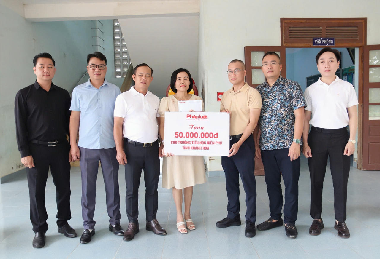 Báo Pháp luật Việt Nam trao 350 triệu đồng hỗ trợ người dân vùng lũ Khánh Hòa Lãnh đạo Báo PLVN trao 50 triệu đồng cho Trường Tiểu học Diên Phú.