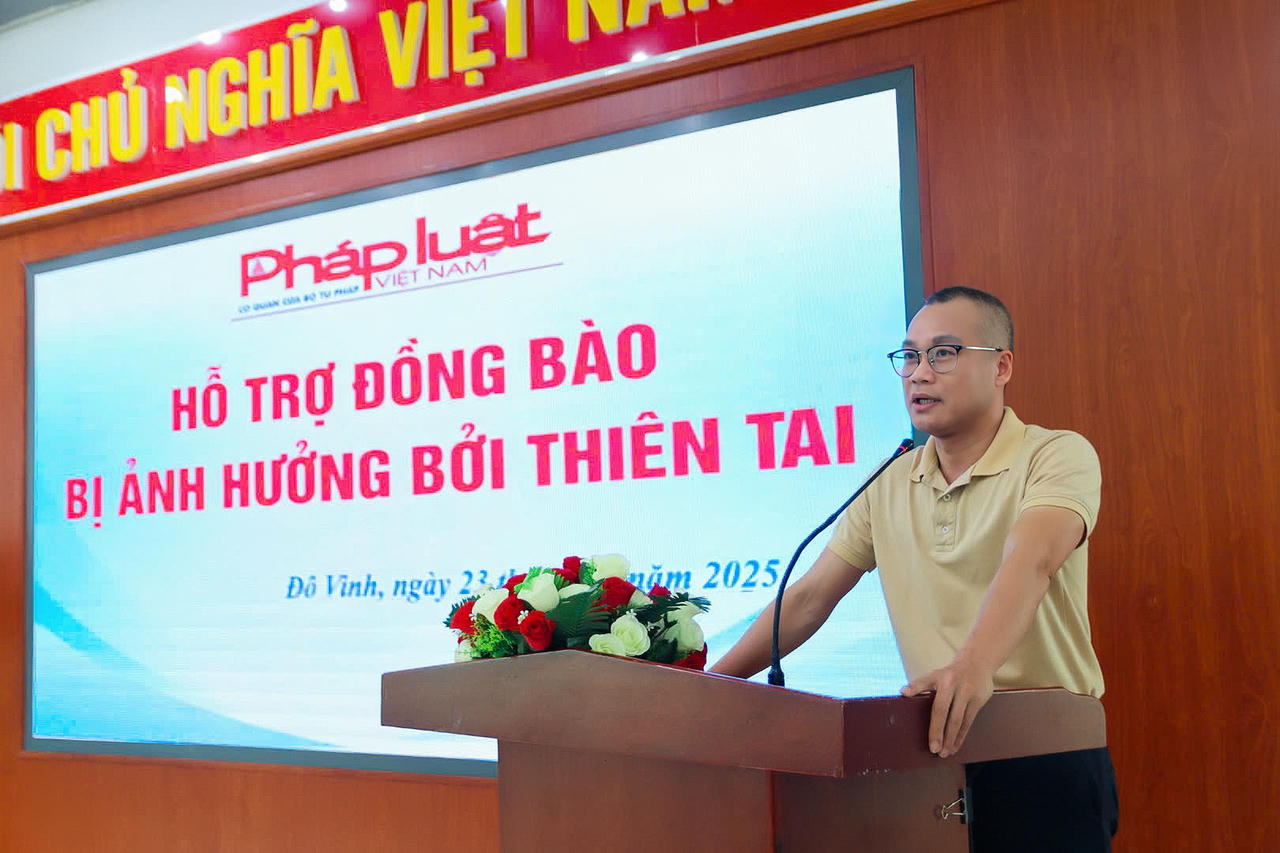 Báo Pháp luật Việt Nam trao 350 triệu đồng hỗ trợ người dân vùng lũ Khánh Hòa Nhà báo Trần Ngọc Hà – Phó Tổng Biên tập Báo PLVN phát biểu tại buổi trao quà.