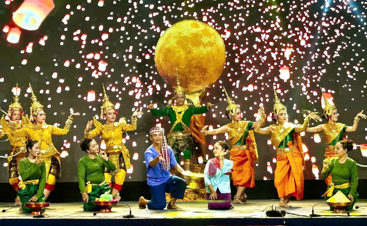 Rực rỡ Lễ hội pháo hoa và hội hoa đăng kỷ niệm 290 năm thành lập Tao đàn Chiêu Anh Các tại An Giang Rực rỡ Lễ hội pháo hoa và hội hoa đăng kỷ niệm 290 năm thành lập Tao đàn Chiêu Anh Các tại An Giang