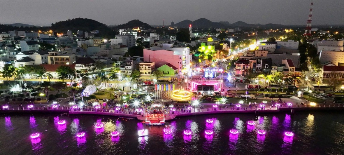 Rực rỡ Lễ hội pháo hoa và hội hoa đăng kỷ niệm 290 năm thành lập Tao đàn Chiêu Anh Các tại An Giang Rực rỡ Lễ hội pháo hoa và hội hoa đăng kỷ niệm 290 năm thành lập Tao đàn Chiêu Anh Các tại An Giang