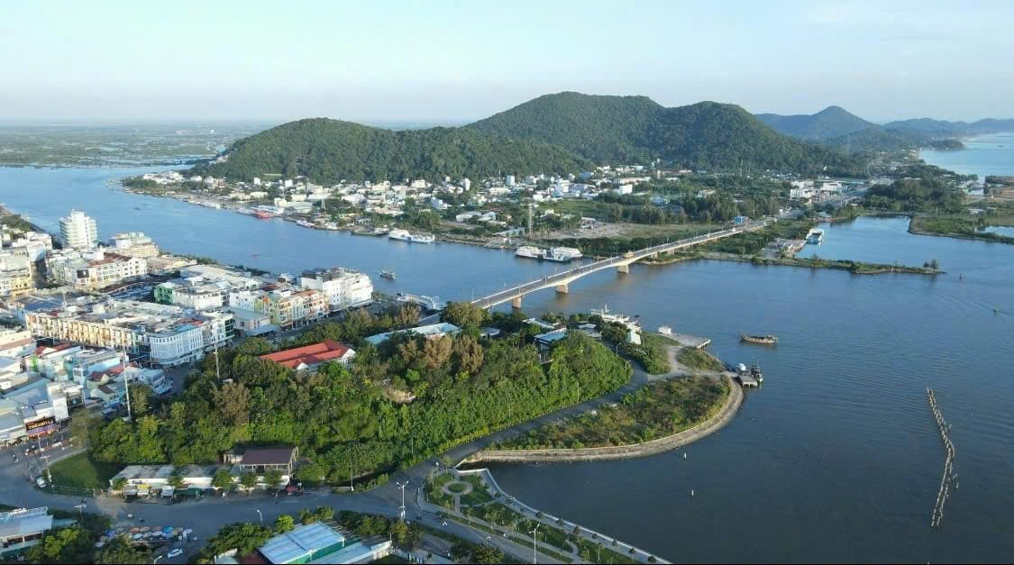 Rực rỡ Lễ hội pháo hoa và hội hoa đăng kỷ niệm 290 năm thành lập Tao đàn Chiêu Anh Các tại An Giang Rực rỡ Lễ hội pháo hoa và hội hoa đăng kỷ niệm 290 năm thành lập Tao đàn Chiêu Anh Các tại An Giang