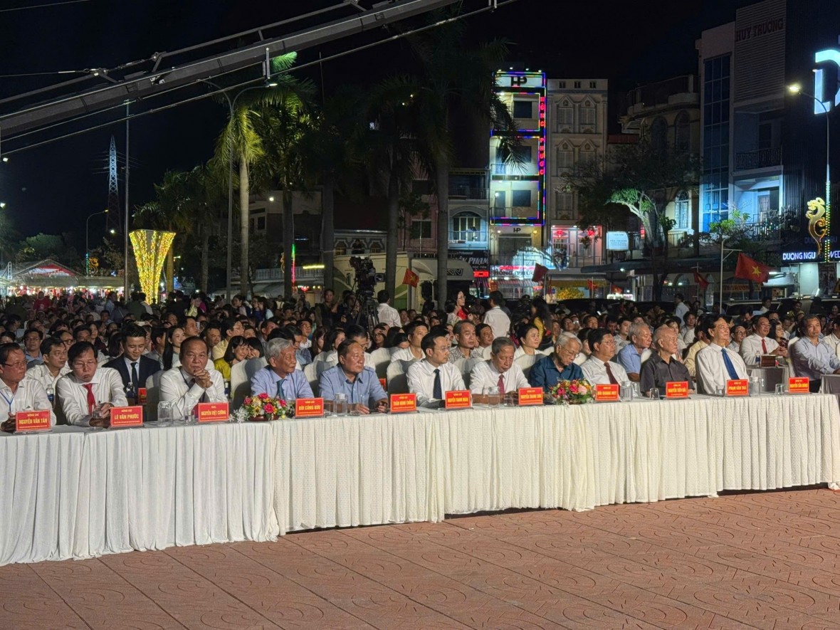 Rực rỡ Lễ hội pháo hoa và hội hoa đăng kỷ niệm 290 năm thành lập Tao đàn Chiêu Anh Các tại An Giang Rực rỡ Lễ hội pháo hoa và hội hoa đăng kỷ niệm 290 năm thành lập Tao đàn Chiêu Anh Các tại An Giang