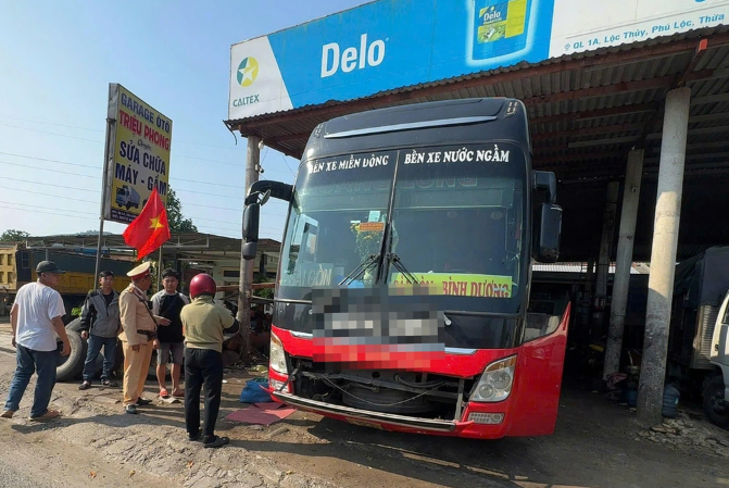 Xe khách hư hỏng được đưa vào gara (Ảnh: Cảnh sát giao thông thành phố Huế).