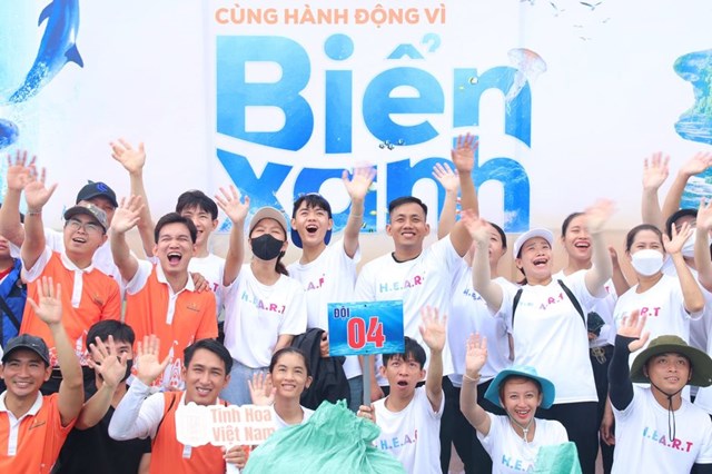 C&aacute;c t&igrave;nh nguyện vi&ecirc;n v&agrave; c&aacute;n bộ nh&acirc;n vi&ecirc;n tập đo&agrave;n Vingroup tại Ph&uacute; Quốc h&agrave;o hứng vẫy tay, thể hiện quyết t&acirc;m chung tay g&igrave;n giữ biển xanh &ndash; sạch &ndash; đẹp.