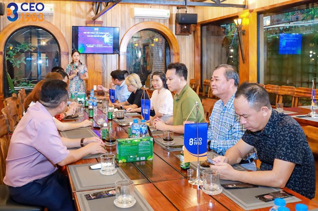 c&aacute;c doanh nh&acirc;n c&ugrave;ng nhau nh&igrave;n lại h&agrave;nh tr&igrave;nh x&acirc;y dựng v&agrave; ph&aacute;t triển doanh nghiệp của ch&iacute;nh m&igrave;nh.