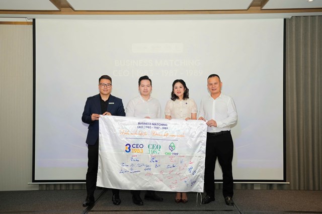 Đại diện HanoiBA v&agrave; C&acirc;u lạc bộ CEO 1983 - 1987 - 1989 k&yacute; cờ lưu niệm.