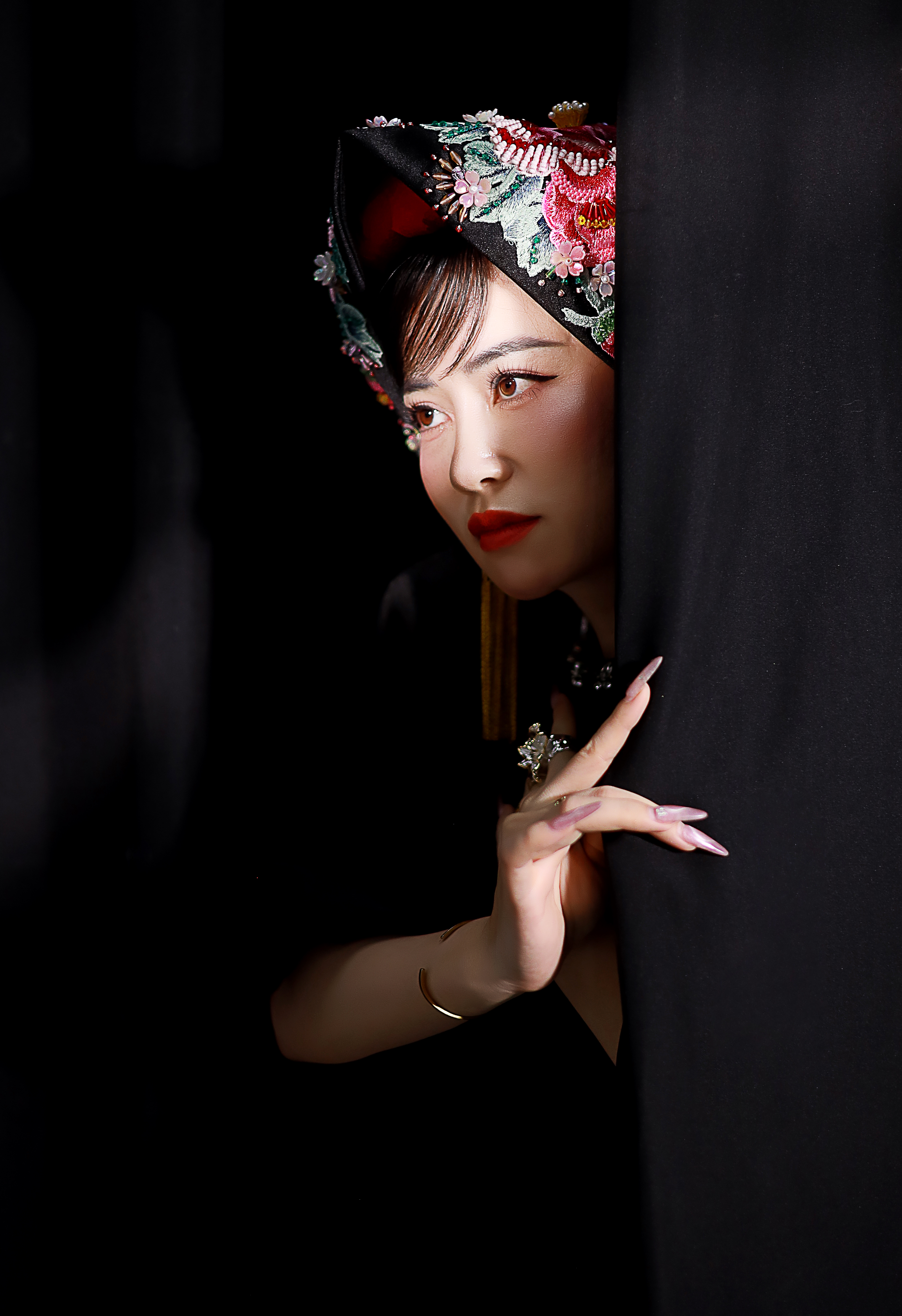 CEO ‘vợ quốc dân’ Phạm Hồng Nhung bất ngờ xuất hiện trong BST ‘Thoải Mộng’ của NTK Cao Minh Tiến - Ảnh 3