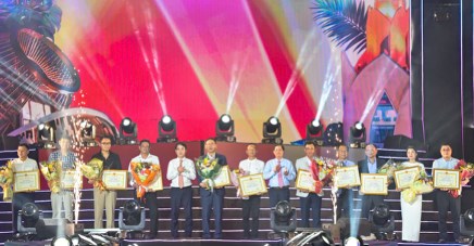 Đại diện Nam A Bank, b&agrave; Nguyễn Thị Thanh Đ&agrave;o &ndash; Th&agrave;nh vi&ecirc;n HĐQT nhận hoa v&agrave; bảng tri &acirc;n từ Ban tổ chức