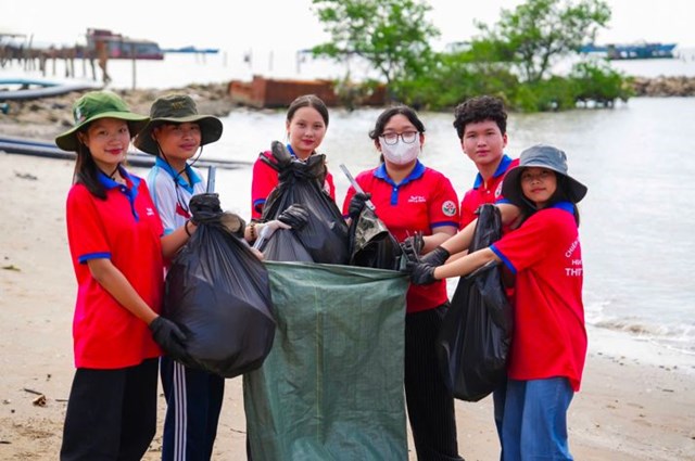 C&aacute;c t&igrave;nh nguyện vi&ecirc;n hăng say h&agrave;nh động bảo vệ sự xanh - sạch - đẹp cho bờ biển Cần Giờ.