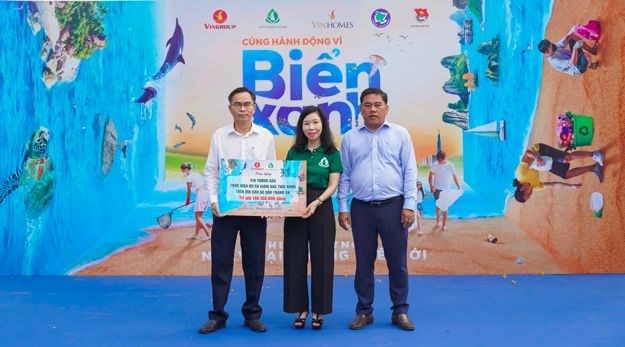 Dịp n&agrave;y, Quỹ v&igrave; tương lai xanh trao tặng 410 th&ugrave;ng r&aacute;c cho x&atilde; đảo Thạnh An để thực hiện m&ocirc; h&igrave;nh &ldquo;Đưa r&aacute;c thải sinh hoạt, r&aacute;c thải nhựa của ngư d&acirc;n tr&ecirc;n biển v&agrave;o bờ&rdquo;, g&oacute;p phần n&acirc;ng cao &yacute; thức v&agrave; tr&aacute;ch nhiệm của ngư d&acirc;n trong việc quản l&yacute; v&agrave; xử l&yacute; r&aacute;c thải tr&ecirc;n biển, bảo vệ nguồn lợi thủy sản v&agrave; m&ocirc;i trường biển xanh &ndash; sạch &ndash; đẹp.