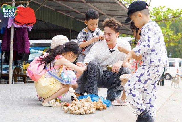 Bố ơi mình đi đâu thế?2025 - tập 4: Các bố ra khơi thu hoạch 'hàu' trả nợ, xếp cào cào lá dứa tặng con, S.T Sơn Thạch lần đầu làm bố chăm 5 con - Ảnh 3