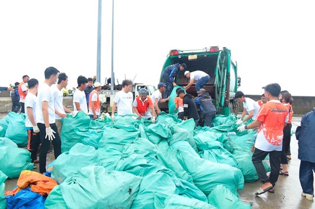H&agrave;ng trăm bao r&aacute;c được nhanh ch&oacute;ng tập kết v&agrave; chuyển l&ecirc;n xe tải sau buổi ra qu&acirc;n, cho thấy hiệu quả thiết thực của chiến dịch v&agrave; tinh thần h&agrave;nh động v&igrave; m&ocirc;i trường của cộng đồng địa phương.