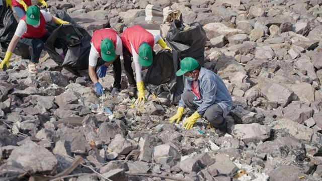 D&ugrave; địa h&igrave;nh gồ ghề v&agrave; nắng sớm gay gắt, c&aacute;c th&agrave;nh vi&ecirc;n vẫn nhiệt t&igrave;nh thu gom từng mảnh r&aacute;c, t&uacute;i nilon, chai nhựa mắc kẹt trong c&aacute;c khe đ&aacute;. Hoạt động kh&ocirc;ng chỉ g&oacute;p phần l&agrave;m sạch cảnh quan khu vực ven biển m&agrave; c&ograve;n lan tỏa mạnh mẽ tinh thần tr&aacute;ch nhiệm, h&agrave;nh động v&igrave; m&ocirc;i trường xanh &ndash; sạch &ndash; đẹp tại th&agrave;nh phố du lịch biển.
