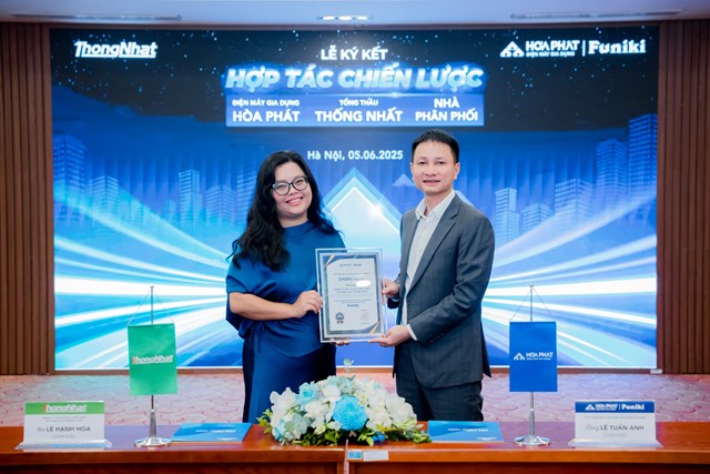 &Ocirc;ng L&ecirc; Tuấn Anh,&nbsp;Gi&aacute;m đốc C&ocirc;ng ty cổ phần Điện m&aacute;y Gia dụng H&ograve;a Ph&aacute;t H&agrave; Nam trao chứng nhận Tổng thầu ph&acirc;n phối m&aacute;y lọc nước Funiki cho b&agrave; L&ecirc; Hạnh Hoa, Gi&aacute;m đốc C&ocirc;ng ty TNHH Xuất nhập khẩu v&agrave; Ph&acirc;n phối Thống Nhất &nbsp;