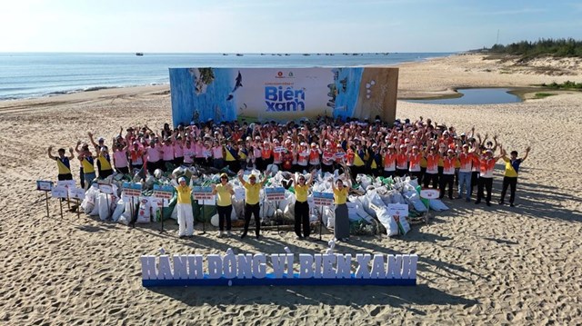 Đội h&igrave;nh ra qu&acirc;n ở Quảng Nam sau khi đ&atilde; ho&agrave;n th&agrave;nh chiến dịch dọn r&aacute;c. &ldquo;Chiến dịch h&ocirc;m nay chỉ l&agrave; điểm khởi đầu, v&agrave; từ c&aacute;c địa phương sẽ lan tỏa một tinh thần: sống h&agrave;i h&ograve;a với biển, ph&aacute;t triển từ biển &ndash; nhưng kh&ocirc;ng đ&aacute;nh đổi tương lai biển. Đ&oacute; cũng ch&iacute;nh l&agrave; c&aacute;ch ch&uacute;ng ta c&ugrave;ng hiện thực h&oacute;a tầm nh&igrave;n của Đảng v&agrave; Ch&iacute;nh phủ về ph&aacute;t triển kinh tế biển bền vững &ndash; như đ&atilde; được khẳng định trong Nghị quyết 36-NQ/TW&rdquo;, TS. L&ecirc; Th&aacute;i H&agrave; - Gi&aacute;m đốc Điều h&agrave;nh Quỹ V&igrave; tương lai xanh, cho biết.