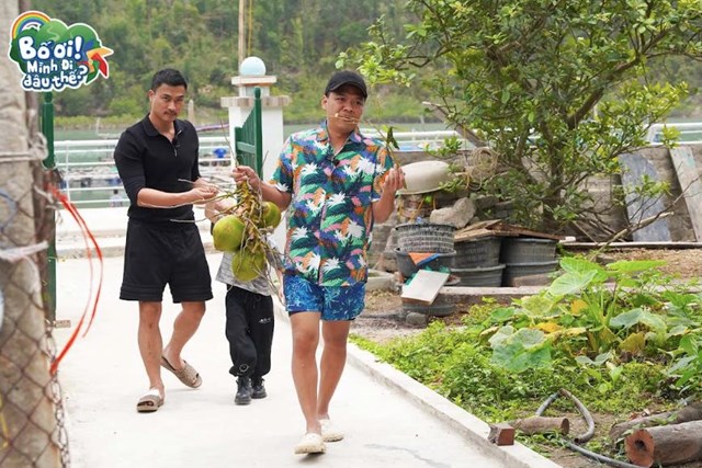 Bố ơi mình đi đâu thế?2025 - tập 4: Các bố ra khơi thu hoạch 'hàu' trả nợ, xếp cào cào lá dứa tặng con, S.T Sơn Thạch lần đầu làm bố chăm 5 con - Ảnh 1