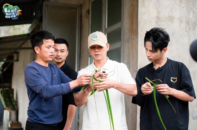 Với sự hướng dẫn của b&aacute;c t&agrave;i xế địa phương, c&aacute;c bố học c&aacute;ch gấp từng chiếc l&aacute; th&agrave;nh con c&agrave;o c&agrave;o.