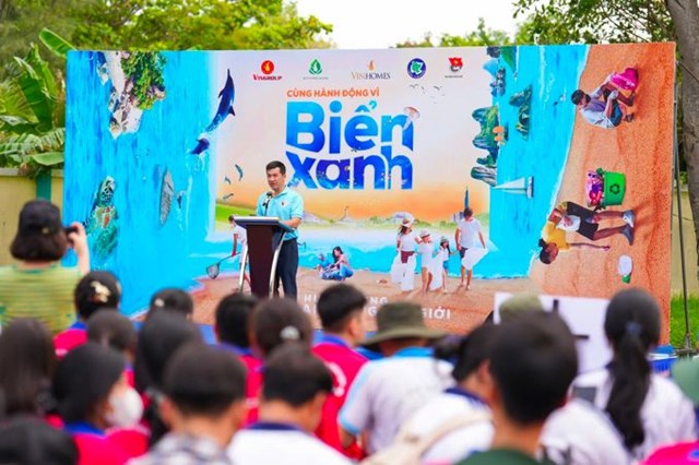 Tại đầu cầu ở huyện Cần Giờ, TP.HCM, &ocirc;ng Vũ Minh L&yacute; - Ph&oacute; Gi&aacute;m đốc Trung t&acirc;m Truyền th&ocirc;ng T&agrave;i nguy&ecirc;n v&agrave; M&ocirc;i trường thuộc Bộ N&ocirc;ng nghiệp v&agrave; M&ocirc;i trường, b&agrave;y tỏ sự phấn khởi khi tham gia Lễ ph&aacute;t động tại huyện Cần Giờ, th&agrave;nh phố Hồ Ch&iacute; Minh. &Ocirc;ng nhấn mạnh &yacute; nghĩa thiết thực của chiến dịch trong việc lan tỏa th&ocirc;ng điệp bảo vệ m&ocirc;i trường biển v&agrave; k&ecirc;u gọi sự tham gia rộng r&atilde;i của cộng đồng, đặc biệt tại c&aacute;c khu vực ven biển trọng yếu như Cần Giờ.