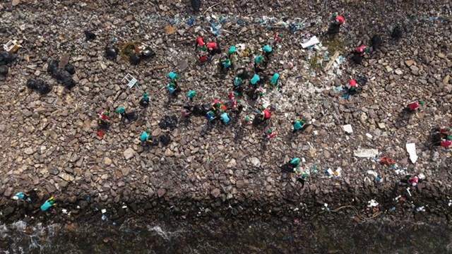 C&aacute;n bộ nh&acirc;n vi&ecirc;n Vingroup chung tay dọn r&aacute;c tại khu vực ghềnh đ&aacute; giữa Bến t&agrave;u khu du lịch Vĩnh Trường v&agrave; Khu đ&ocirc; thị An Vi&ecirc;n.