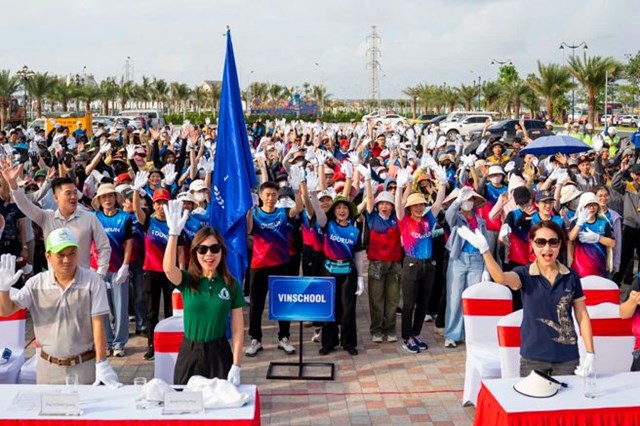 Tại Hải Ph&ograve;ng - nơi c&oacute; lực lượng quy m&ocirc; nhất trong chiến dịch tại miền Bắc, đ&atilde; quy tụ gần 1.000 c&aacute;n bộ nh&acirc;n vi&ecirc;n c&aacute;c c&ocirc;ng ty thuộc tập đo&agrave;n Vingroup v&agrave; t&igrave;nh nguyện vi&ecirc;n tham gia chung tay thu gom r&aacute;c ven cửa s&ocirc;ng tr&ecirc;n đảo Vũ Y&ecirc;n.