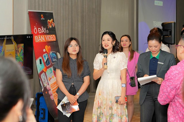 B&agrave; L&ecirc; Dung - Chủ tịch CLB CEO 1983, Tổng gi&aacute;m đốc CTCP Đ&agrave;o tạo v&agrave; ph&aacute;t triển nh&acirc;n lực DGroup, đồng thời l&agrave; Chủ tịch Li&ecirc;n minh Doanh nh&acirc;n 8X,&nbsp;Viện trưởng Viện Doanh Tr&iacute;.