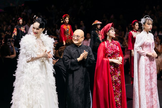 CEO ‘vợ quốc dân’ Phạm Hồng Nhung bất ngờ xuất hiện trong BST ‘Thoải Mộng’ của NTK Cao Minh Tiến - Ảnh 1