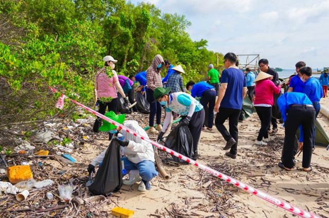 C&aacute;n bộ nh&acirc;n vi&ecirc;n Tập đo&agrave;n Vingroup c&ugrave;ng c&aacute;c t&igrave;nh nguyện vi&ecirc;n đ&atilde; c&ugrave;ng nhau xắn tay &aacute;o, đi dọc bờ c&aacute;t nhặt r&aacute;c, l&agrave;m sạch b&atilde;i biển thị trấn Cần Thạnh.