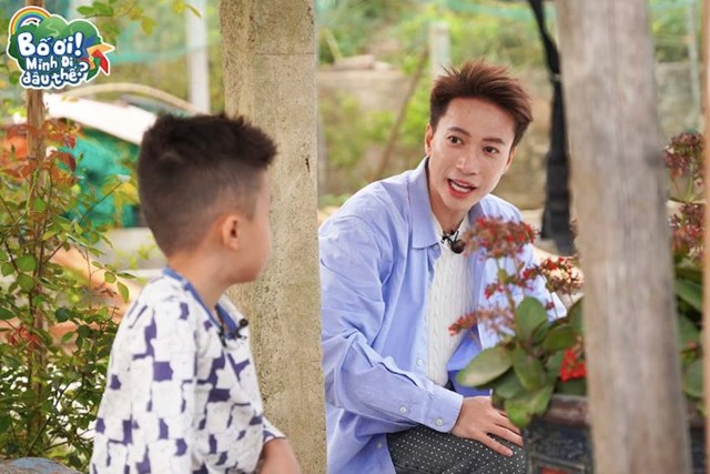 Bố ơi mình đi đâu thế?2025 - tập 4: Các bố ra khơi thu hoạch 'hàu' trả nợ, xếp cào cào lá dứa tặng con, S.T Sơn Thạch lần đầu làm bố chăm 5 con - Ảnh 2