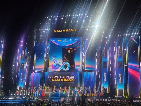 &ldquo;Cosmo Carnival Show by Nam A Bank&rdquo; mang đến những m&agrave;n tr&igrave;nh diễn m&atilde;n nh&atilde;n cho du kh&aacute;ch trong v&agrave; ngo&agrave;i nước.