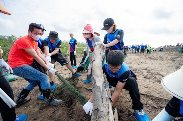 Sự kiện thu h&uacute;t đ&ocirc;ng đảo lực lượng từ c&aacute;c đơn vị như Vinschool, Vinmec, Vinpearl, VinFast, Vinhomes, VinCons c&ugrave;ng thể hiện tinh thần tr&aacute;ch nhiệm v&agrave; quyết t&acirc;m h&agrave;nh động v&igrave; m&ocirc;i trường.