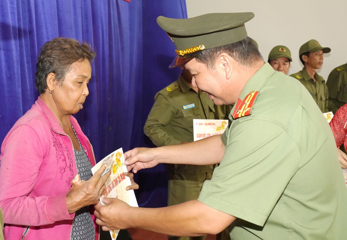 Công an Cà Mau lan tỏa nghĩa tình trong Chương trình Tết Quân – Dân