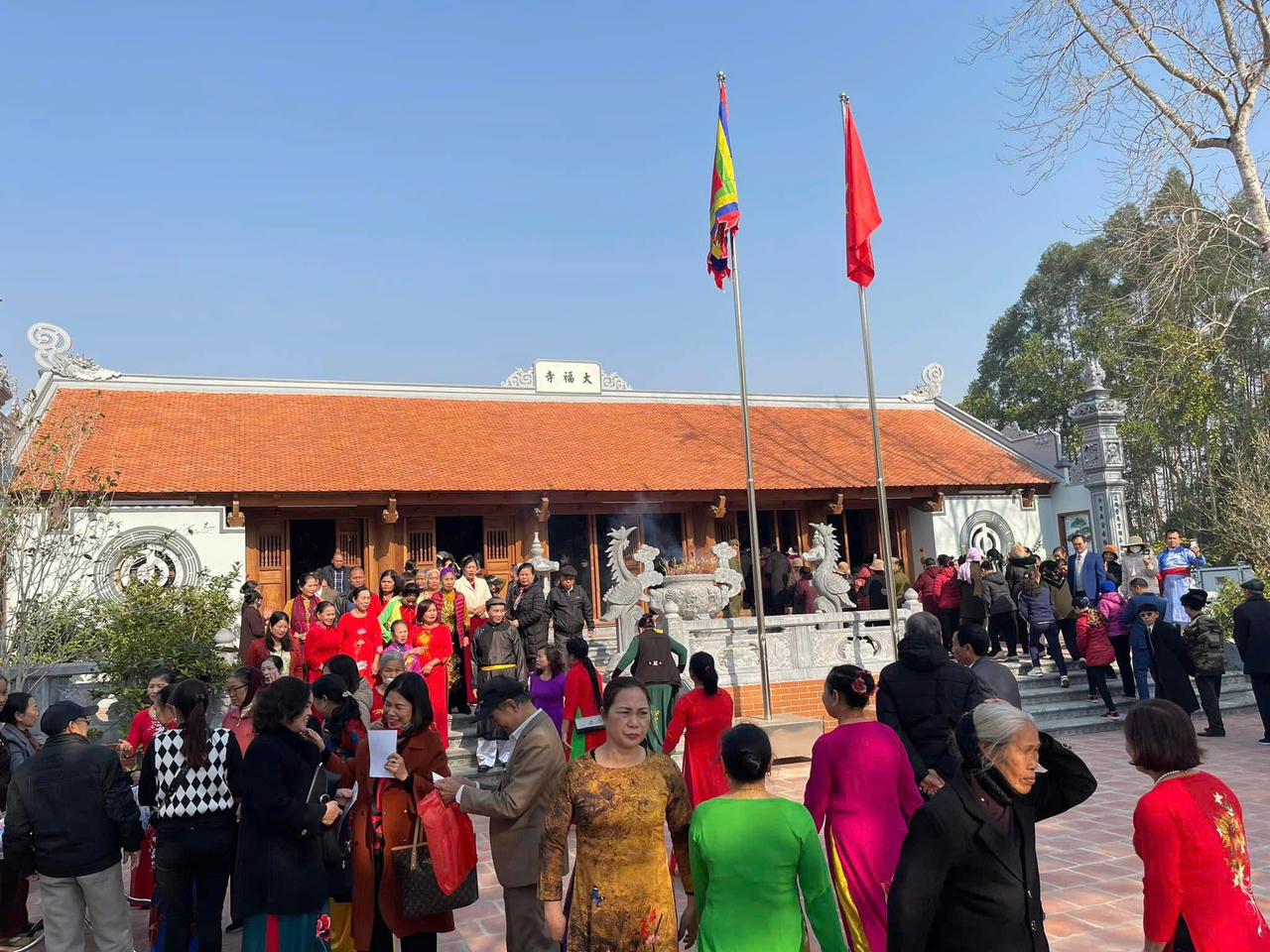 Mùa Xuân, du khách thập phương nô nức về lễ và vãn cảnh chùa.