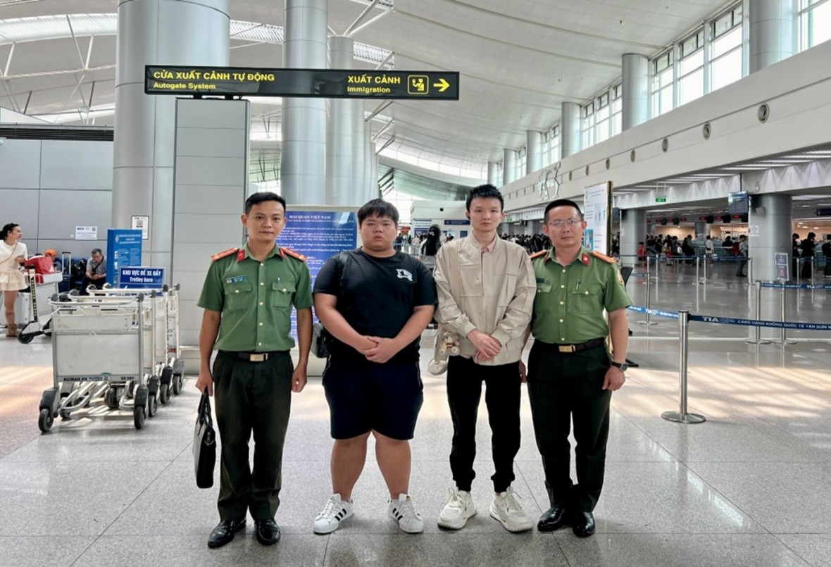 An Giang: Phối hợp trục xuất 02 công dân Trung Quốc nhập cảnh trái phép về nước