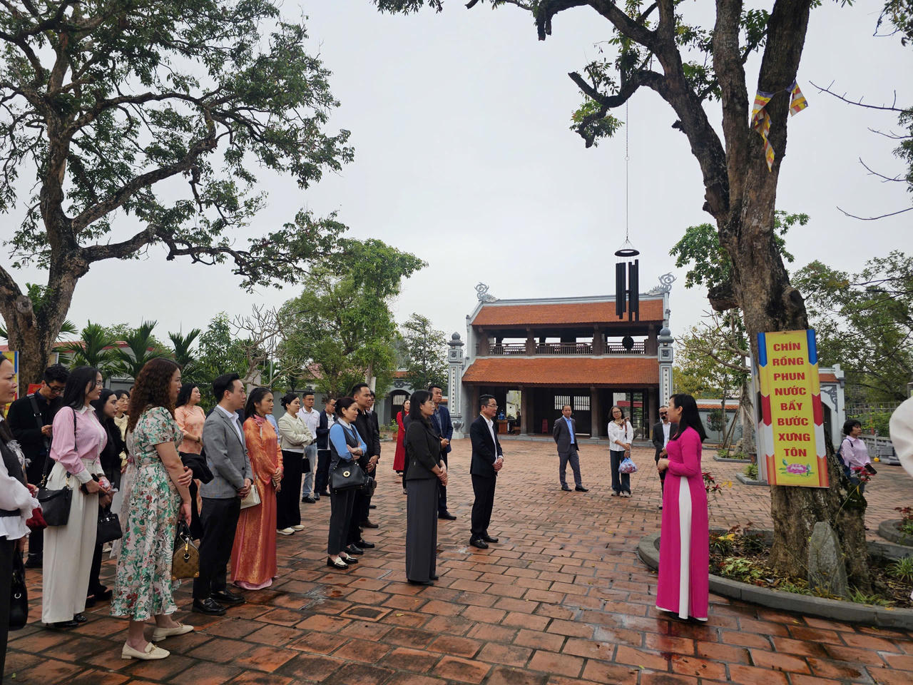 Hướng dẫn viên giới thiệu về ngôi chùa cổ.