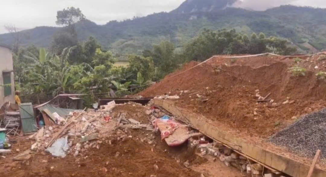 Nhiều ngôi nhà bị đổ sập do bão lũ.