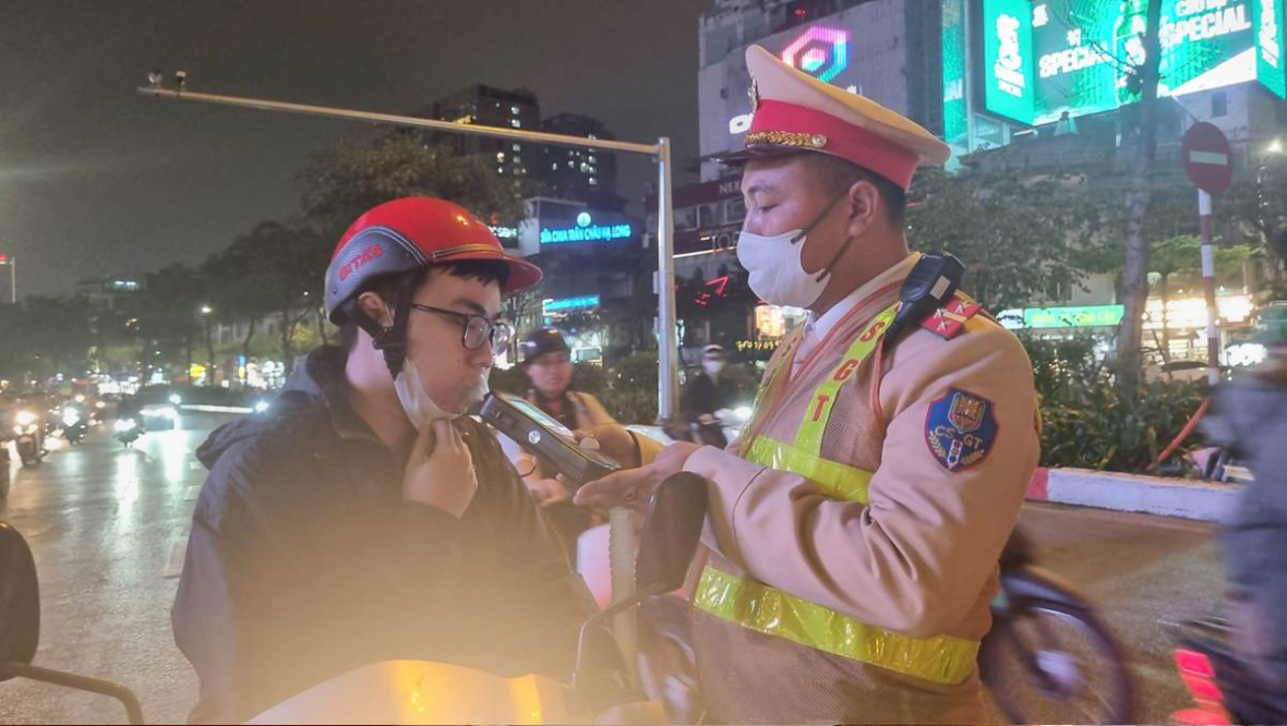 CSGT Hà Nội tăng cường tuần tra, kiểm soát giao thông trong đêm giúp người dân vui đón Noel
