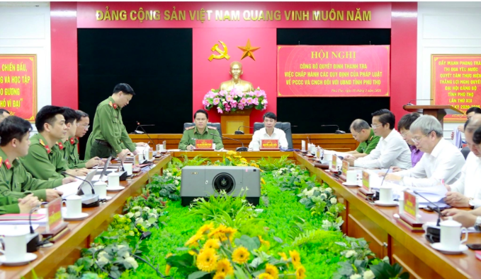 Thanh tra Bộ Công an công bố quyết định thanh tra tại UBND tỉnh Phú Thọ (Ảnh: Ngọc Kiên).