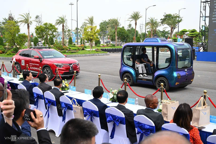Dòng chảy đổi mới sáng tạo trong mùa Xuân đất nước Trình diễn công nghệ ngoài trời trong khuôn khổ Tuần lễ Số Quốc tế Việt Nam 2025.