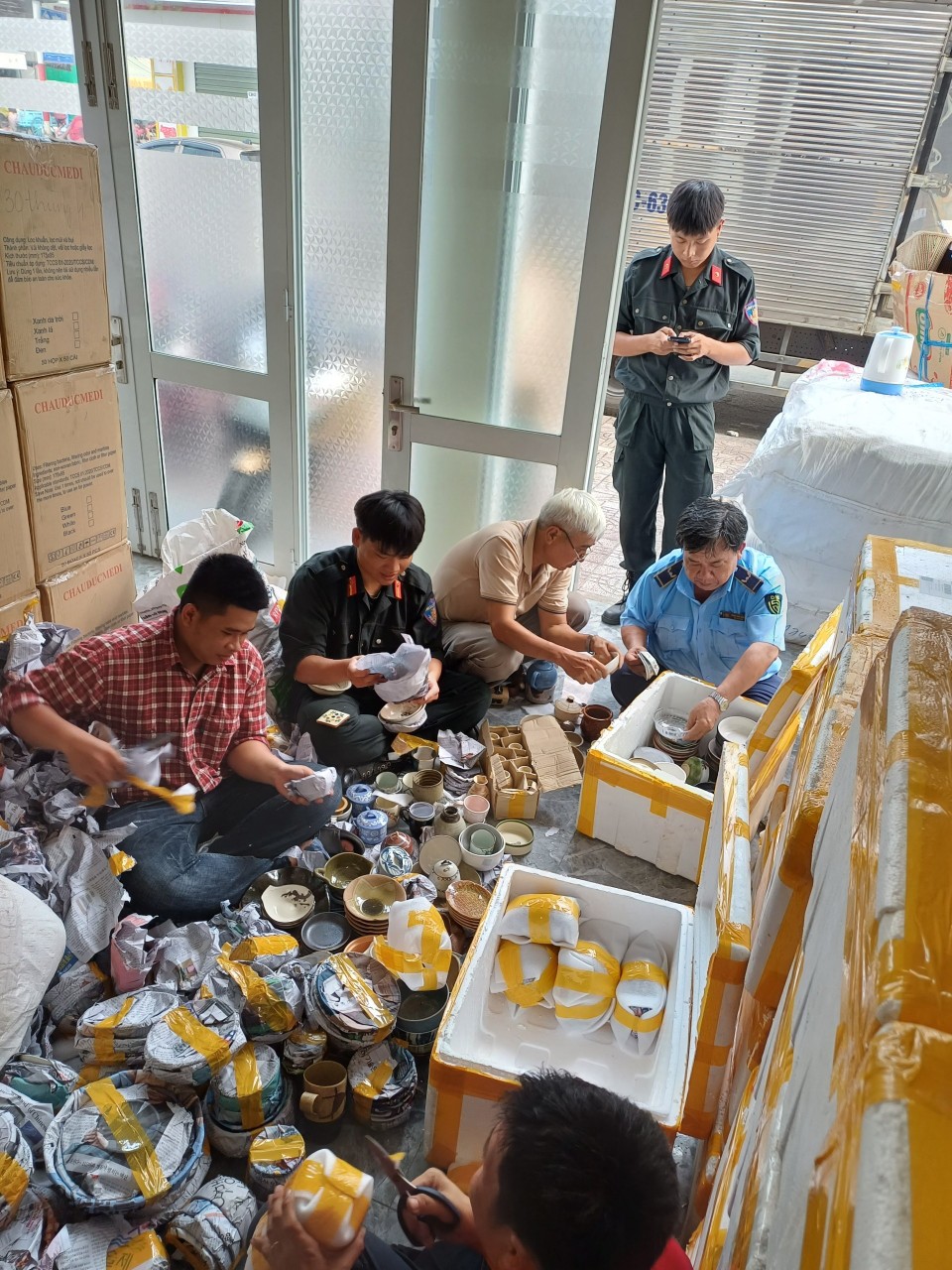 Lực lượng chức năng lập biên bản niêm phong hàng hóa nhập lậu