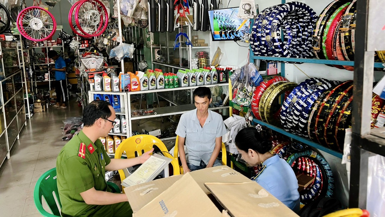 Lực lượng chức năng kiểm tra, thu giữ số thiết bị, phụ tùng độ, chế xe máy không rõ nguồn gốc xuất xứ.