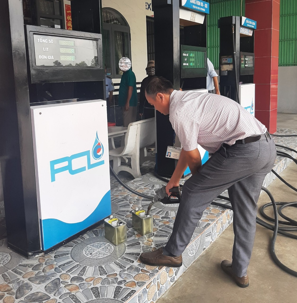 Lực lượng chức năng kiểm tra lấy mẫu xăng, dầu dám định chất lượng