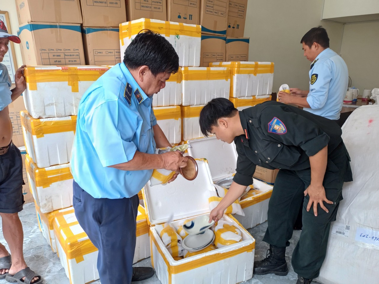 Lực lượng chức năng kiểm tra các thùng hàng gia dụng do nước ngoài sản xuất, qua sử dụng. 