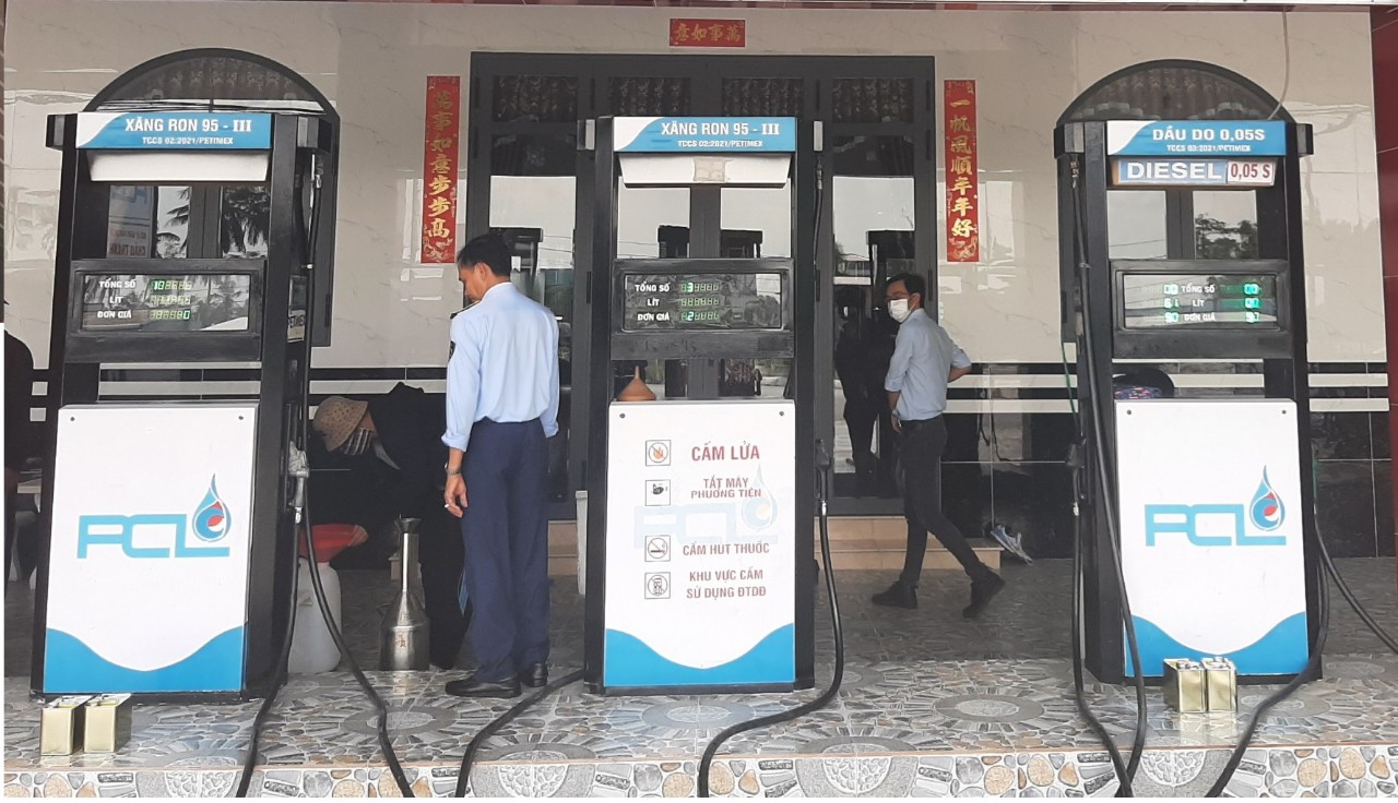 Lực lượng chức năng kiểm tra cửa hàng kinh doanh xăng dầu.