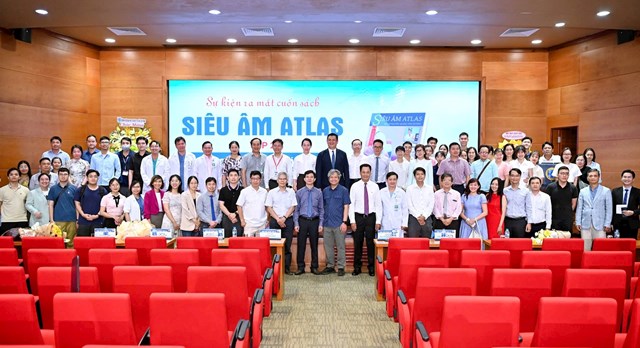 Đại biểu và diễn giả chụp hình tập thể