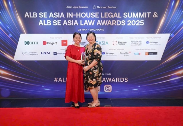 Gi&aacute;m đốc Ph&aacute;p chế F88 c&ugrave;ng b&agrave; Suzanna Barret - Th&agrave;nh vi&ecirc;n Ban Gi&aacute;m khảo giải thưởng&nbsp;