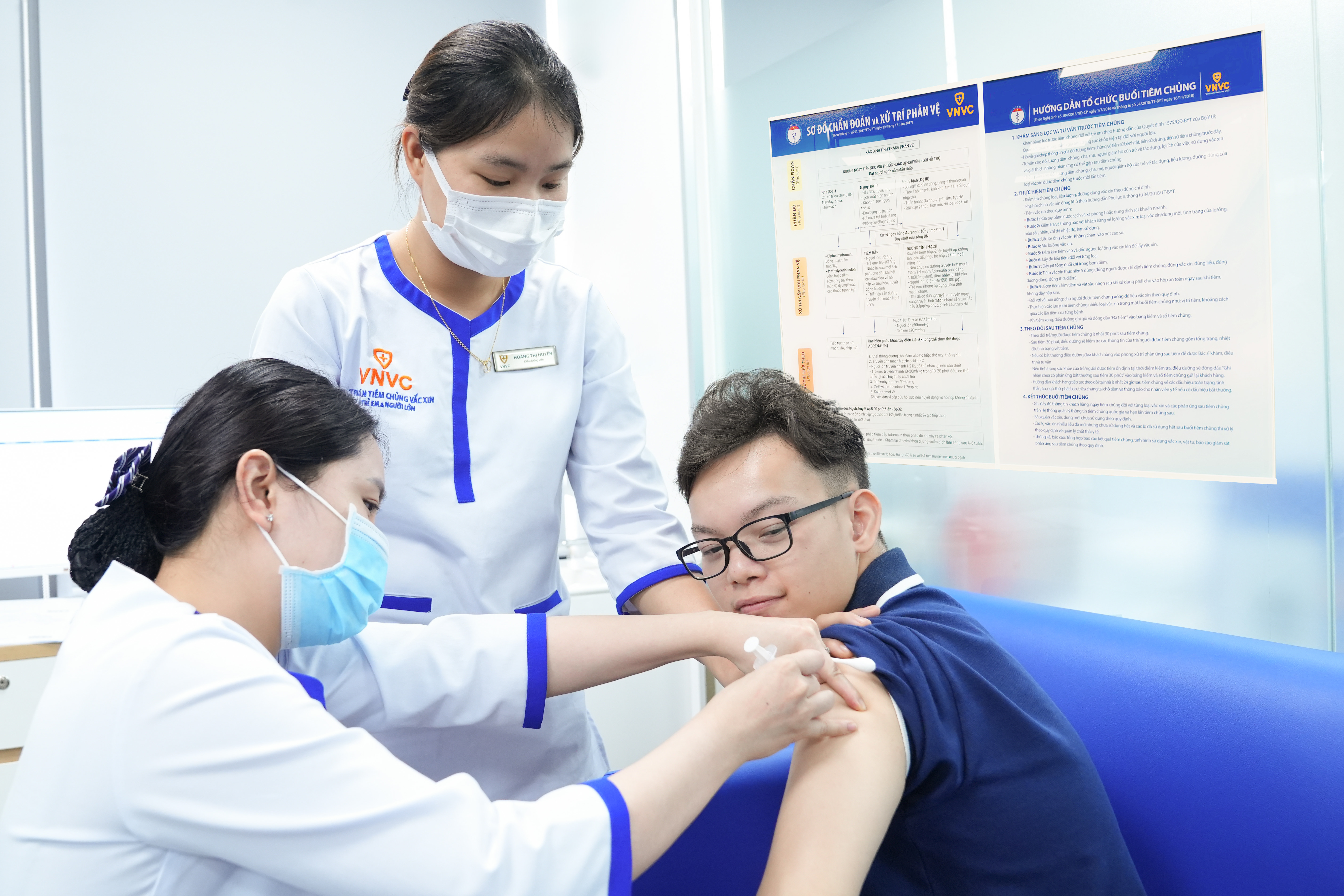 Khách hàng đ&ecirc;́n trung t&acirc;m ti&ecirc;m chủng VNVC để ti&ecirc;m ph&ograve;ng vaccine n&atilde;o m&ocirc; cầu thế hệ mới, kịp thời ph&ograve;ng bệnh. Ảnh: Mộc Thảo