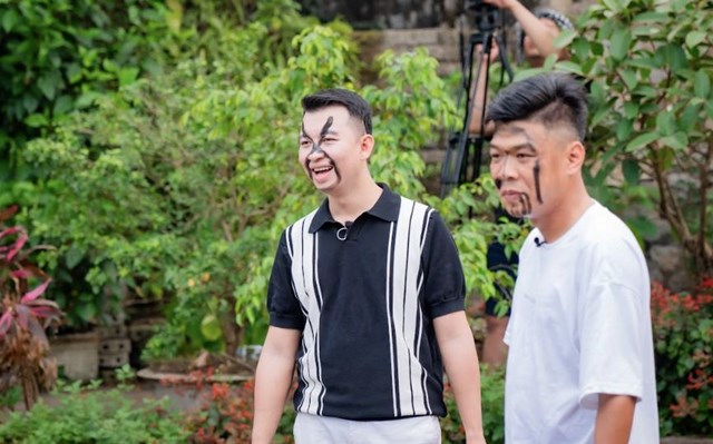 Bố ơi mình đi đâu thế? 2025 - tập 8: Cười “vỡ bụng” cảnh Duy Hưng, Trung Ruồi, Neko Lê hào hứng bịt mắt bắt dê nhưng lại vồ phải nhau - Ảnh 2