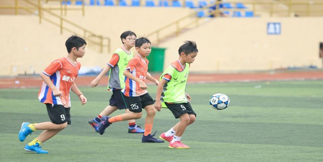 Một m&ugrave;a h&egrave; &yacute; nghĩa với c&aacute;c cầu thủ nh&iacute; của SHB FC Academy &nbsp;