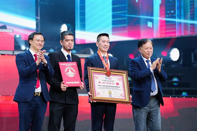 L&atilde;nh đạo Tập đo&agrave;n SUNHOUSE nhận Kỷ lục Quốc gia Việt Nam